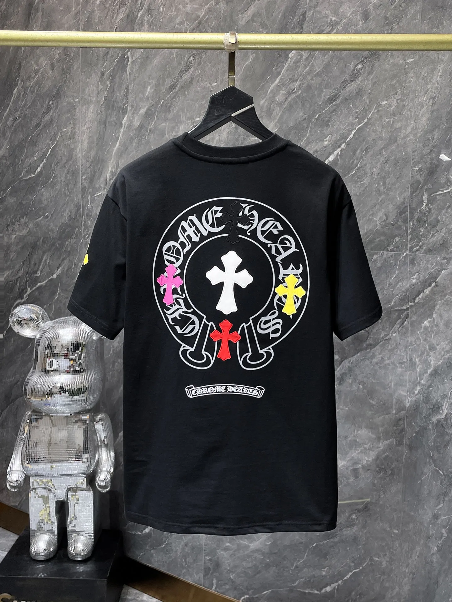 P160 New Chrome Hearts 25ss for summer. High-weight, environmentally friendly and high-quality top-quality fabric. 260g~270g. Chrome colored cross and leather Sanskrit horseshoe short sleeves. Counter synchronization. 1:1 replica version. Recommended colors: white, black.